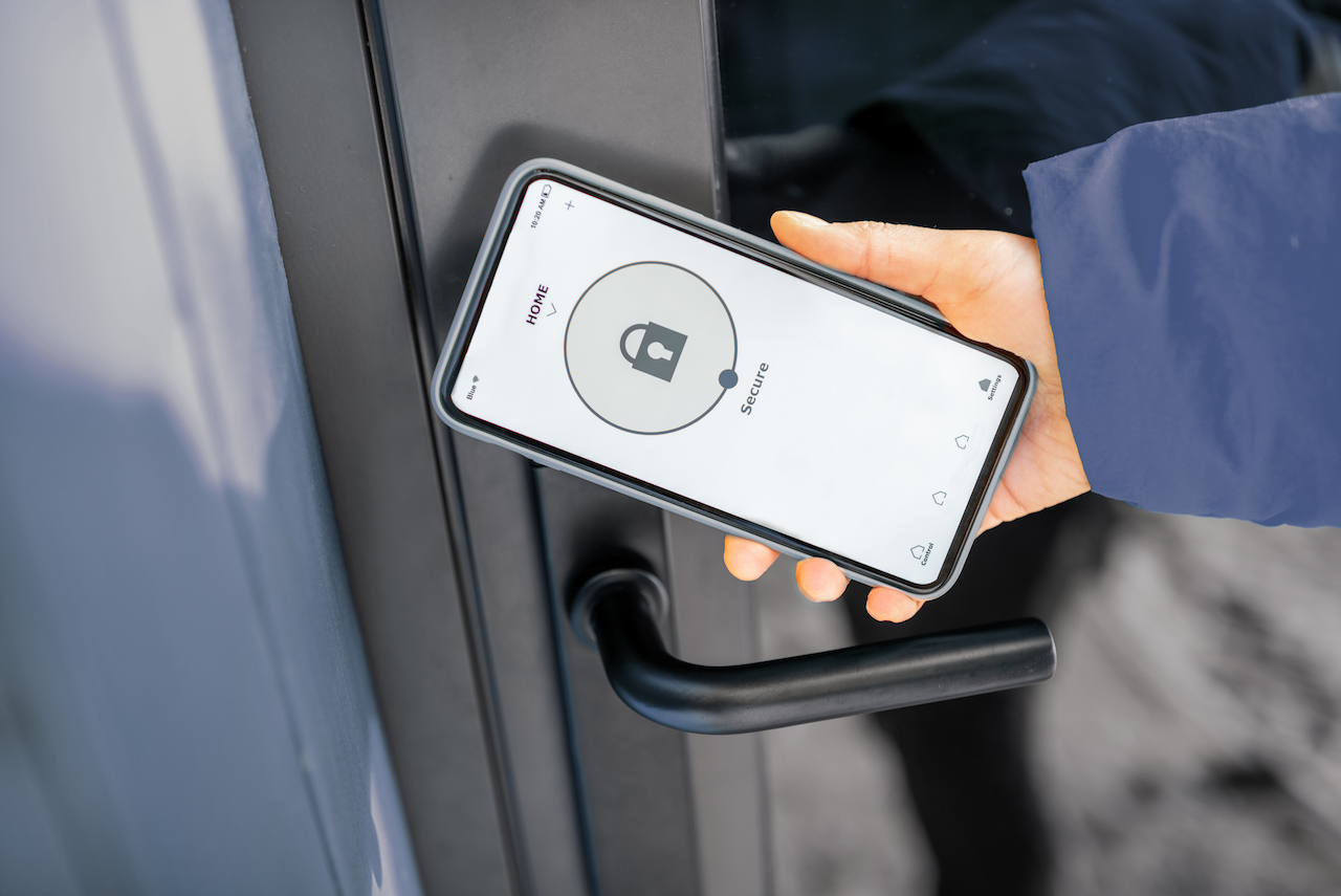 locking-entrance-door-with-a-smart-phone-2021-09-01-14-49-25-utc 1 (1)